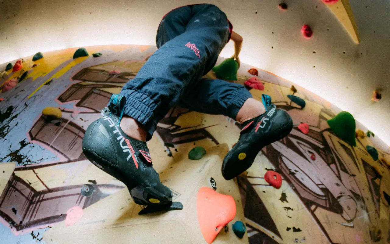 Kletterschuhe von La Sportiva an der Boulderwand