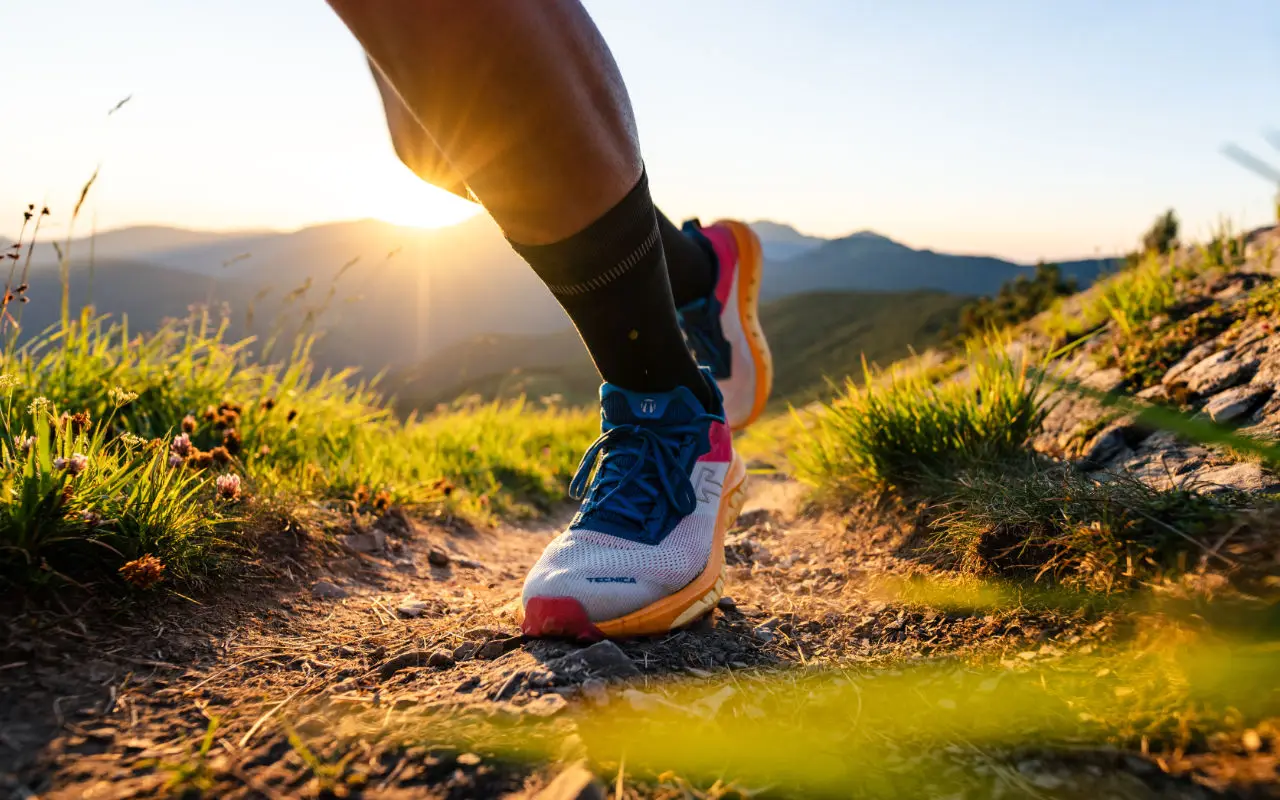 Trailrunning-Schuh von Tecnica auf einem Bergpfad