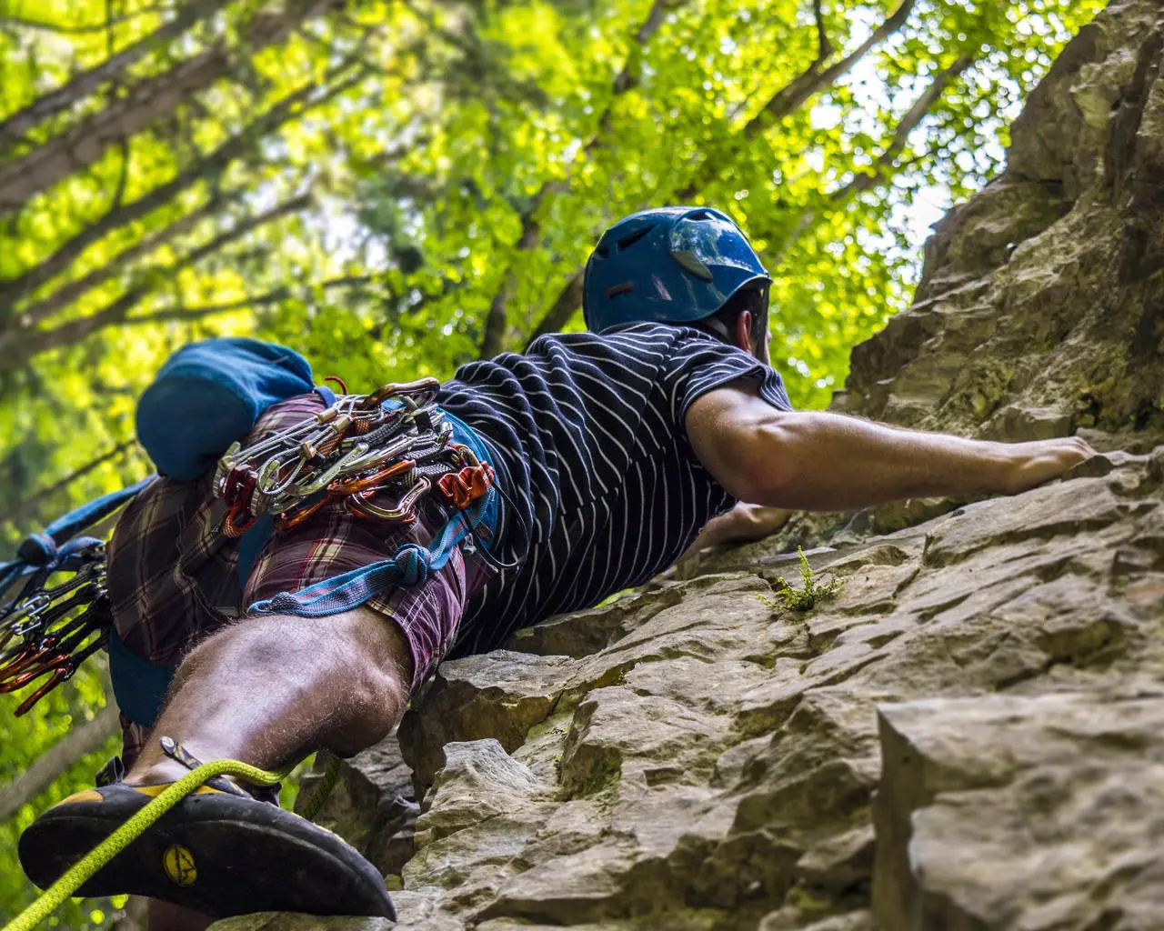 CLIMBING EQUIPMENT